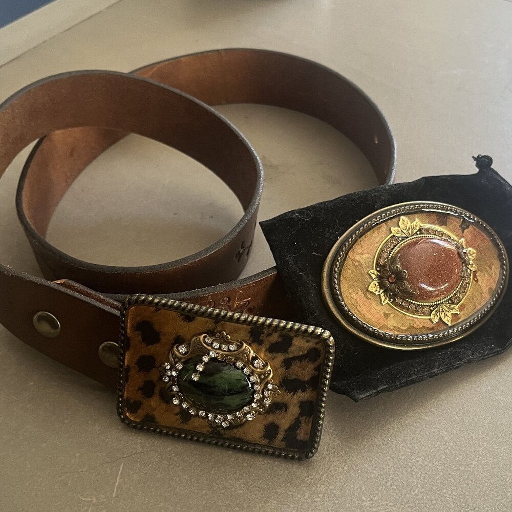 Filigree embossed brown Leather Belt with two interchangeable belt buckles - Picture 2 of 16
